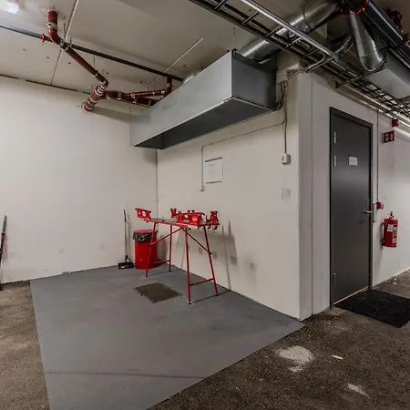 Spacious In Centre Apartment *